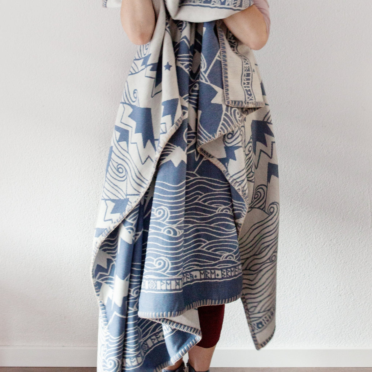 MISTY MOUNTAINS™ 'Hith' Throw/Yoga Blanket