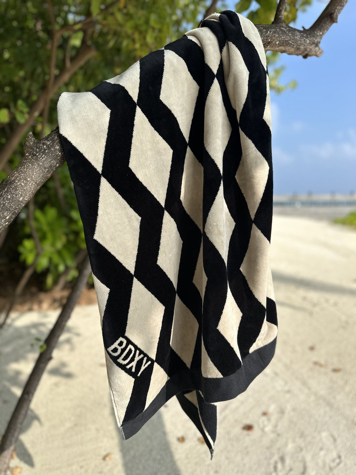 "The Wrap" Towel | Mirrorzag Black