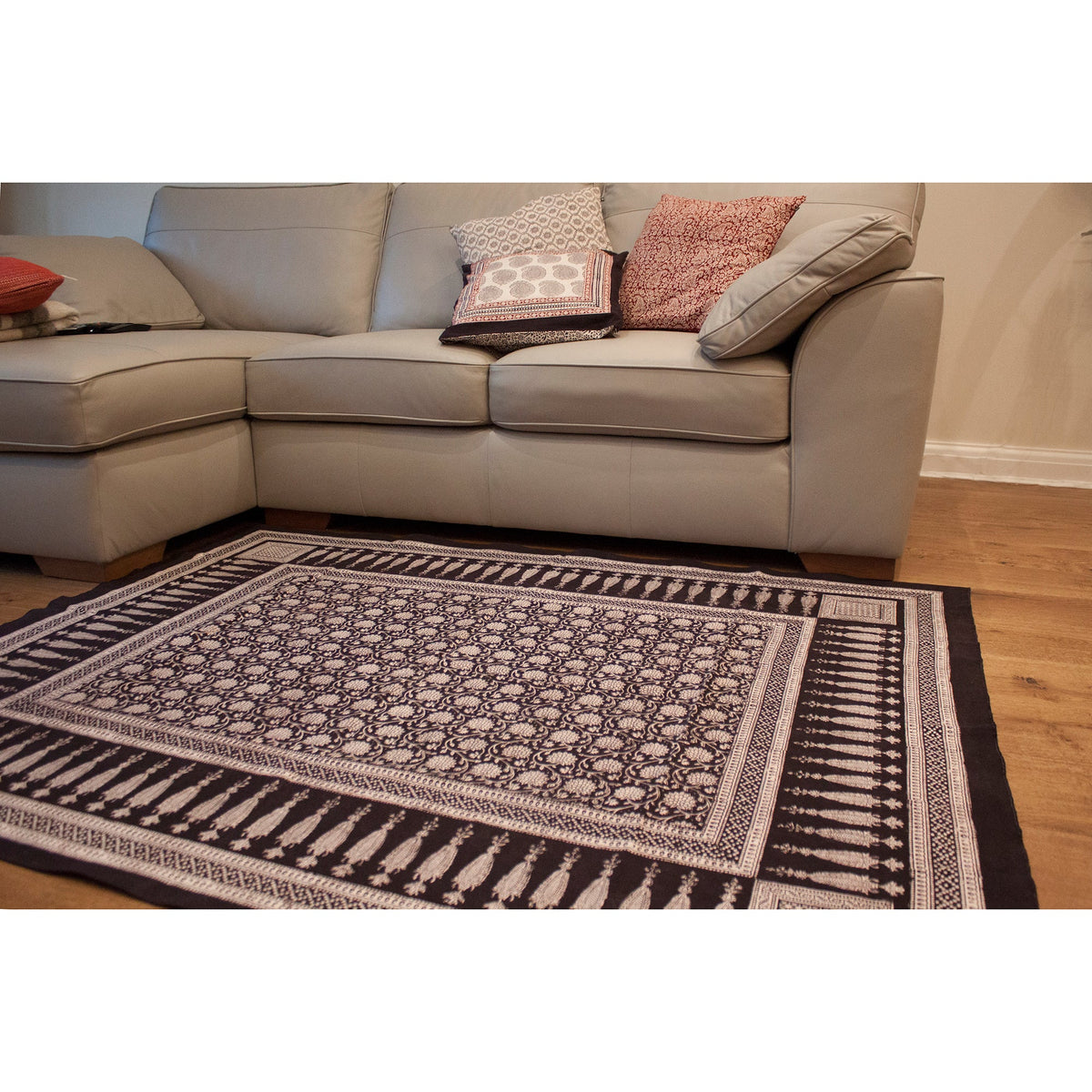 Traditional Floral &amp; Paisley Hand-block Print Area Rug - White Black