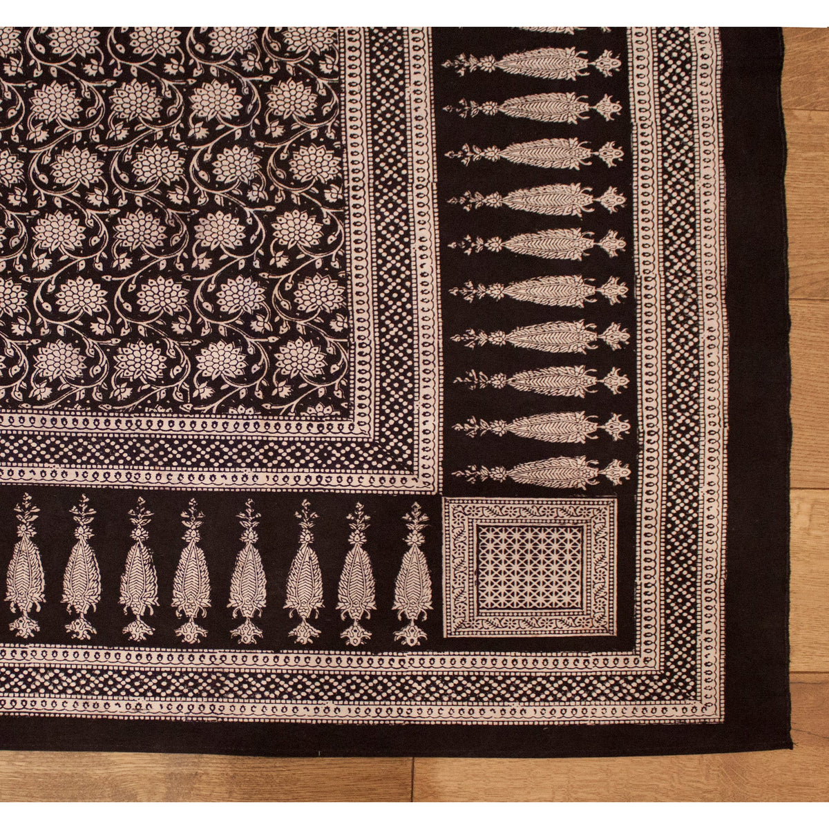 Traditional Floral &amp; Paisley Hand-block Print Area Rug - White Black