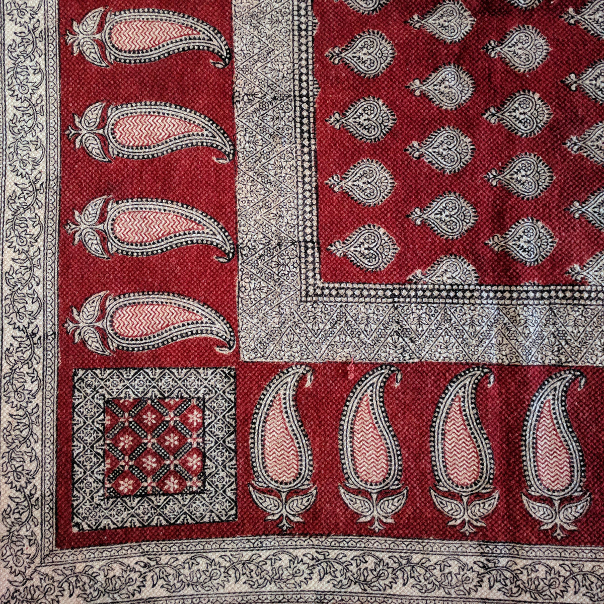 Traditional Paisley Jaal &amp; Border Hand-block Print Rug - Red White