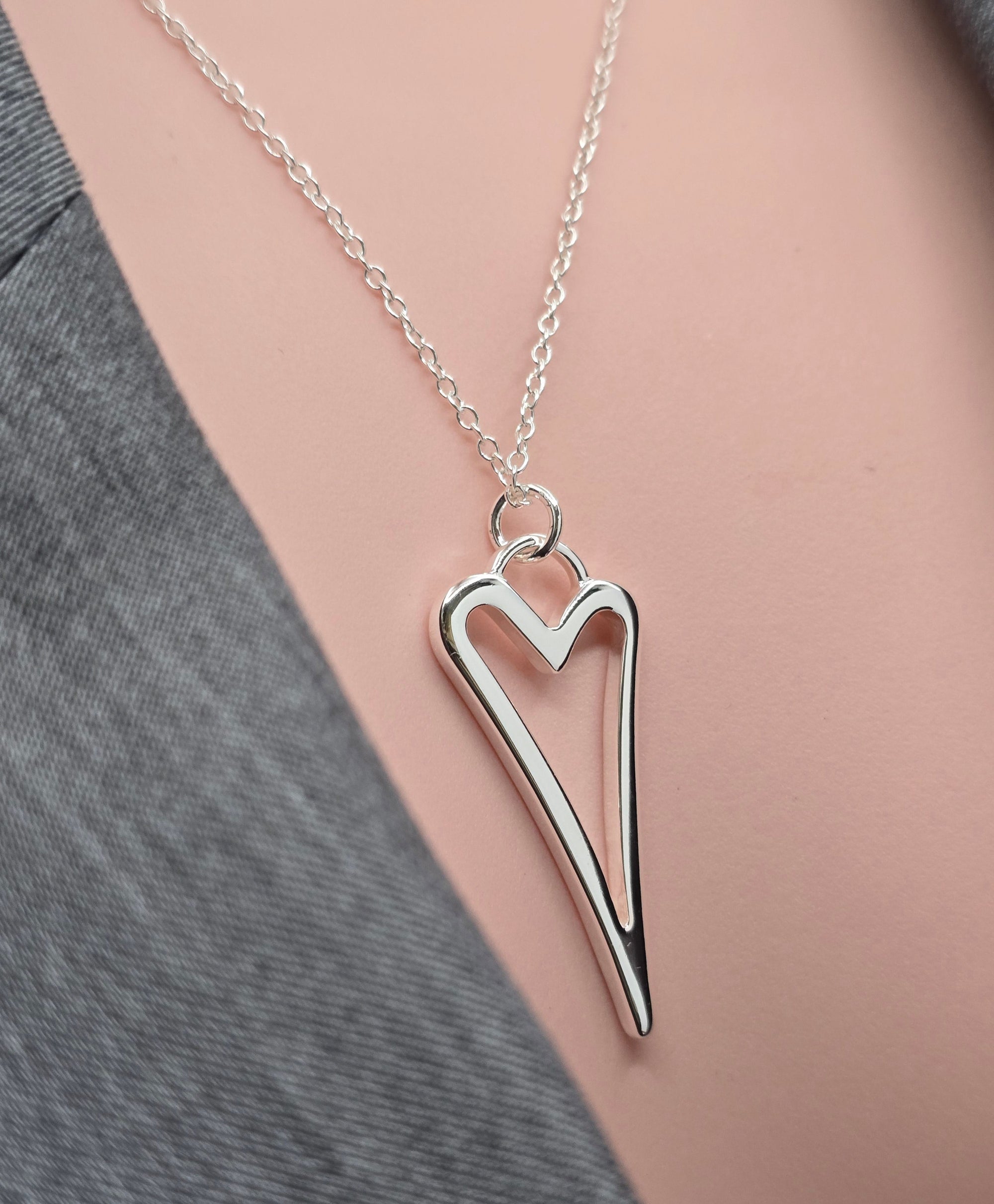 SILVER HOLLOW HEART NECKLACE*