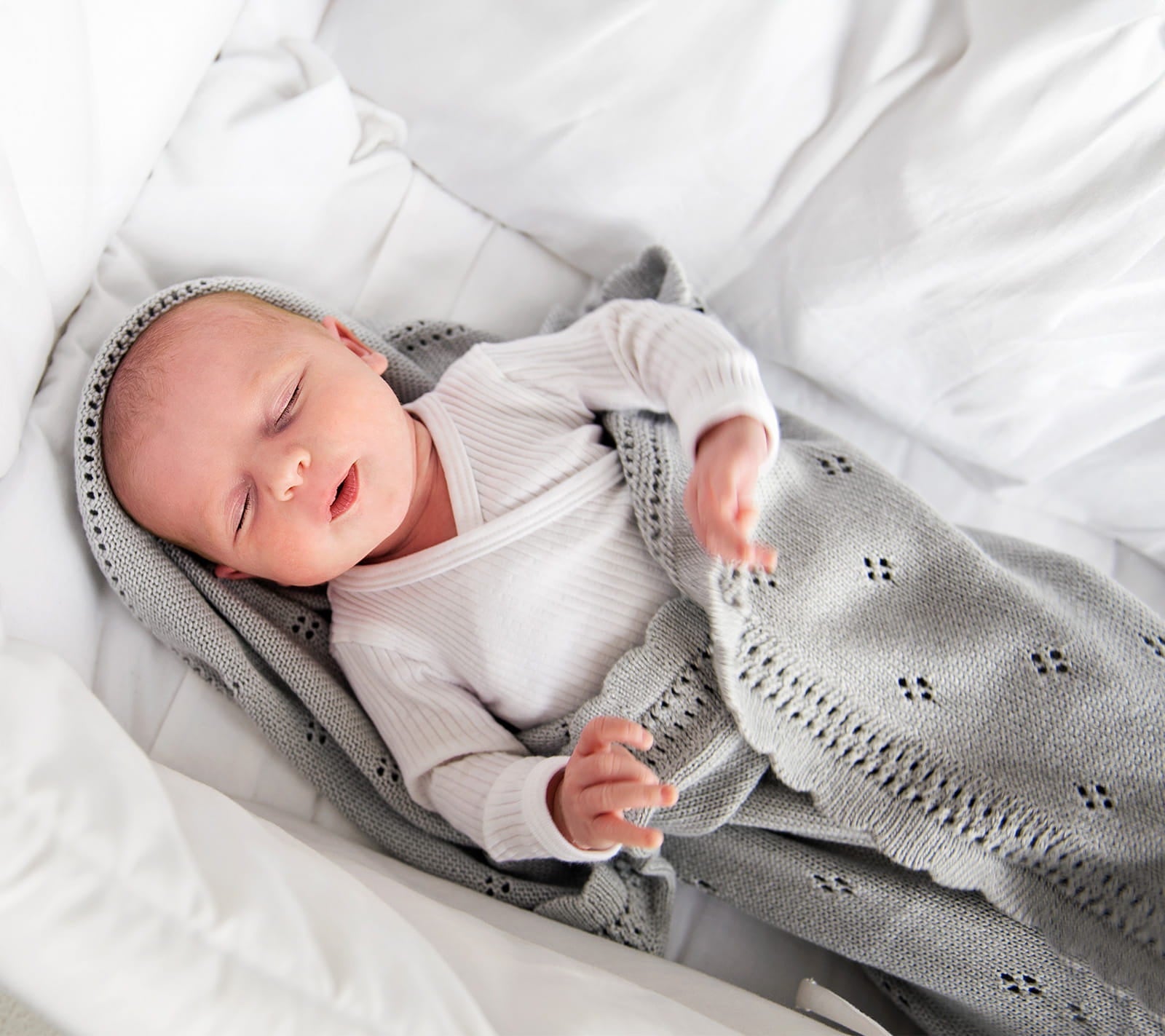 Soft cellular bamboo baby blanket Grey Daisy