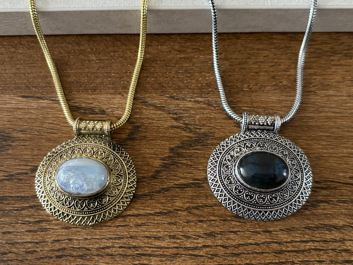 Vintage Boho Natural Stone Statement Necklace – Antique Gold & Silver Tone Medallion Necklace