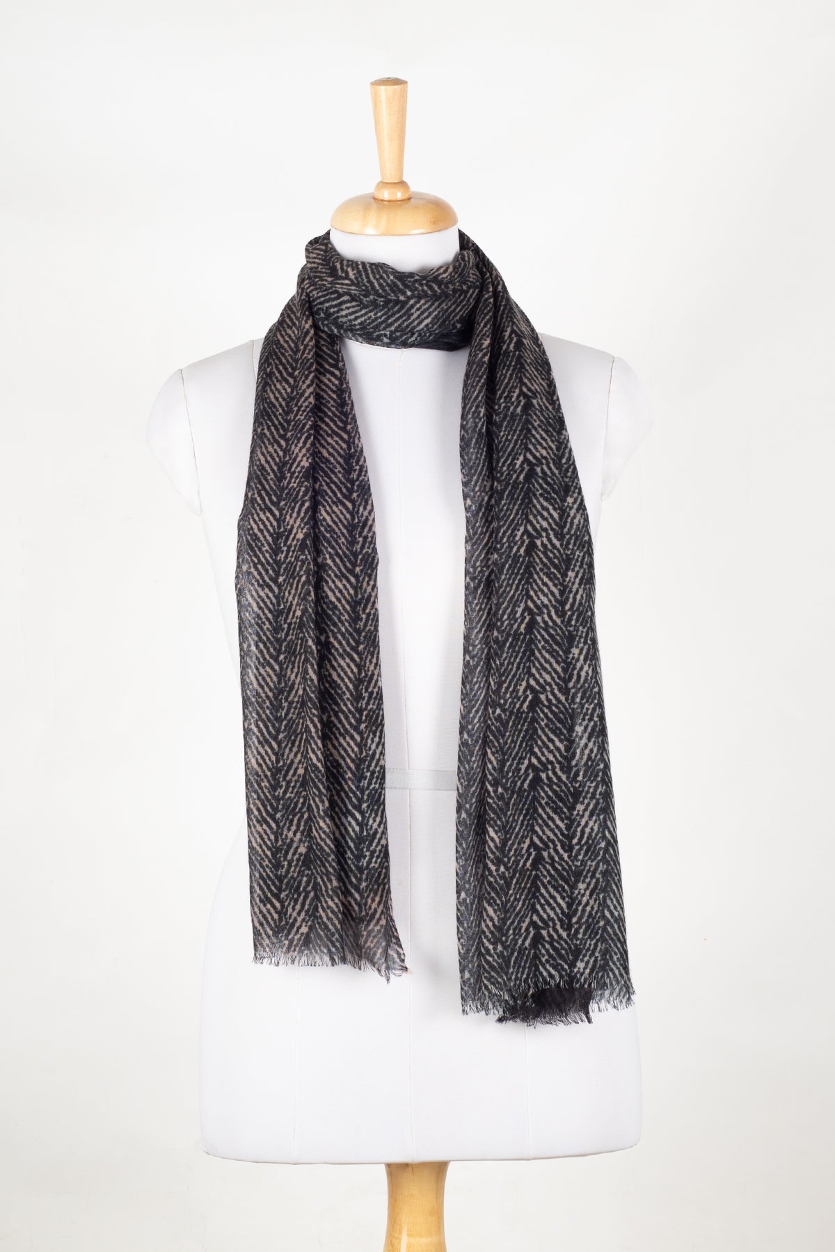 Shades of Chevron Fine Wool Scarf – Black White