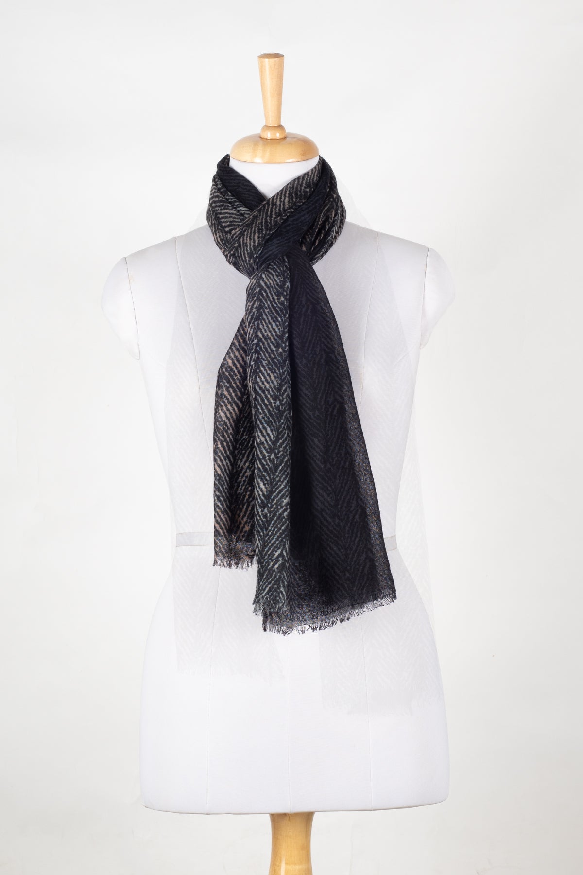 Shades of Chevron Fine Wool Scarf – Black White