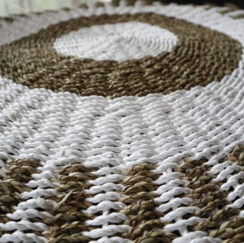 Round Seagrass White &amp; Tan - Sun - 1m