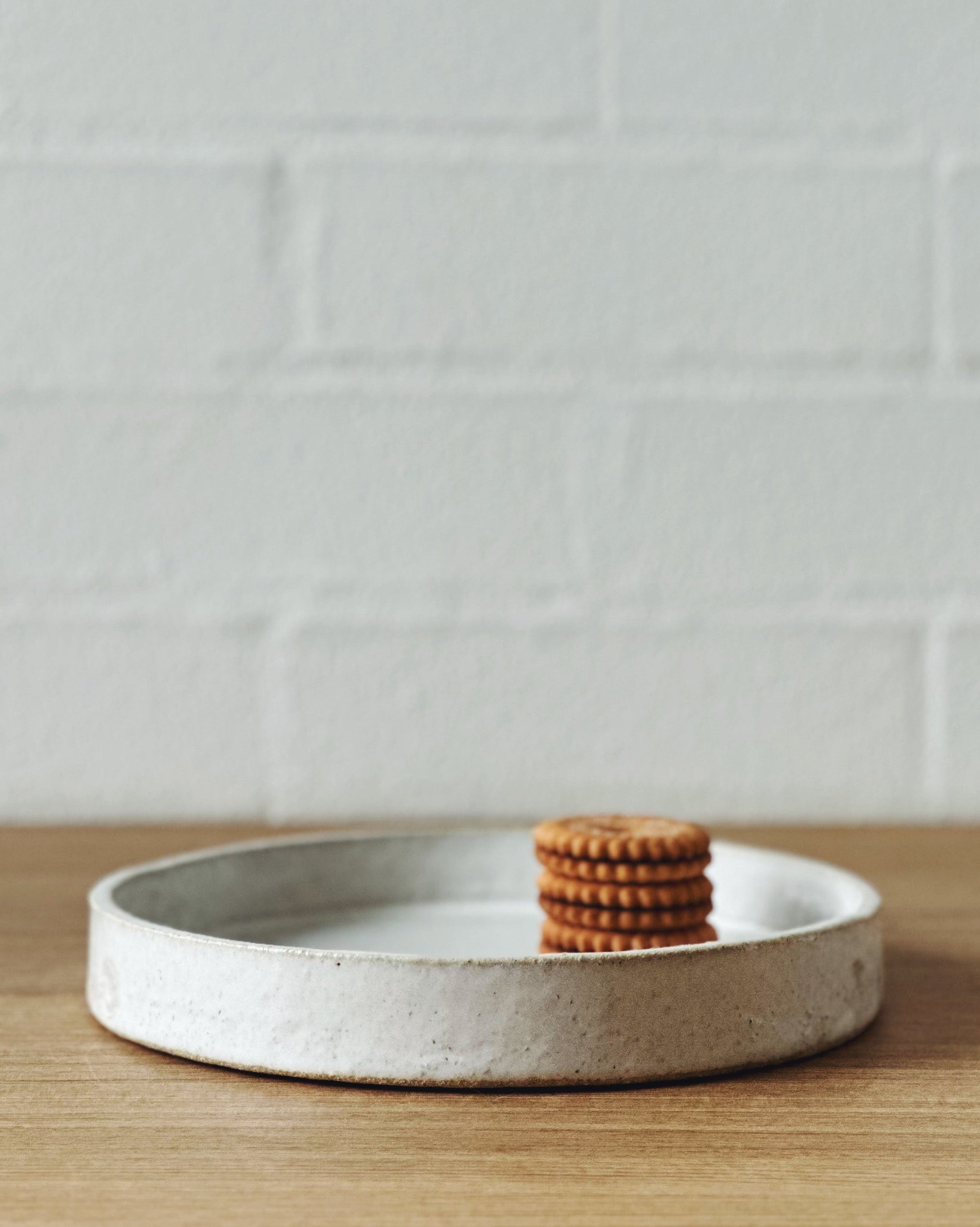 white straight edge flat plates
