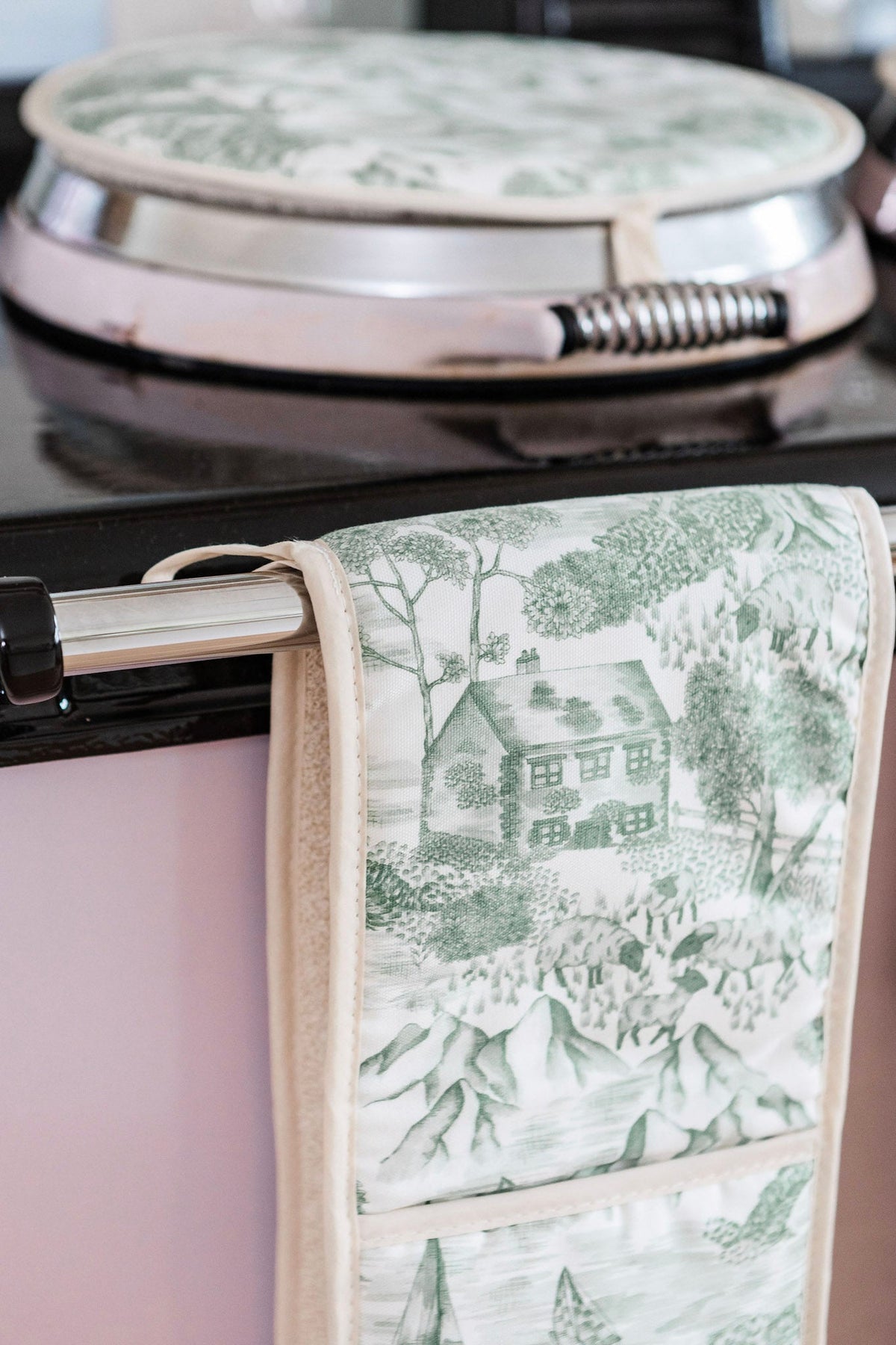 Lake District Toile Oven Glove