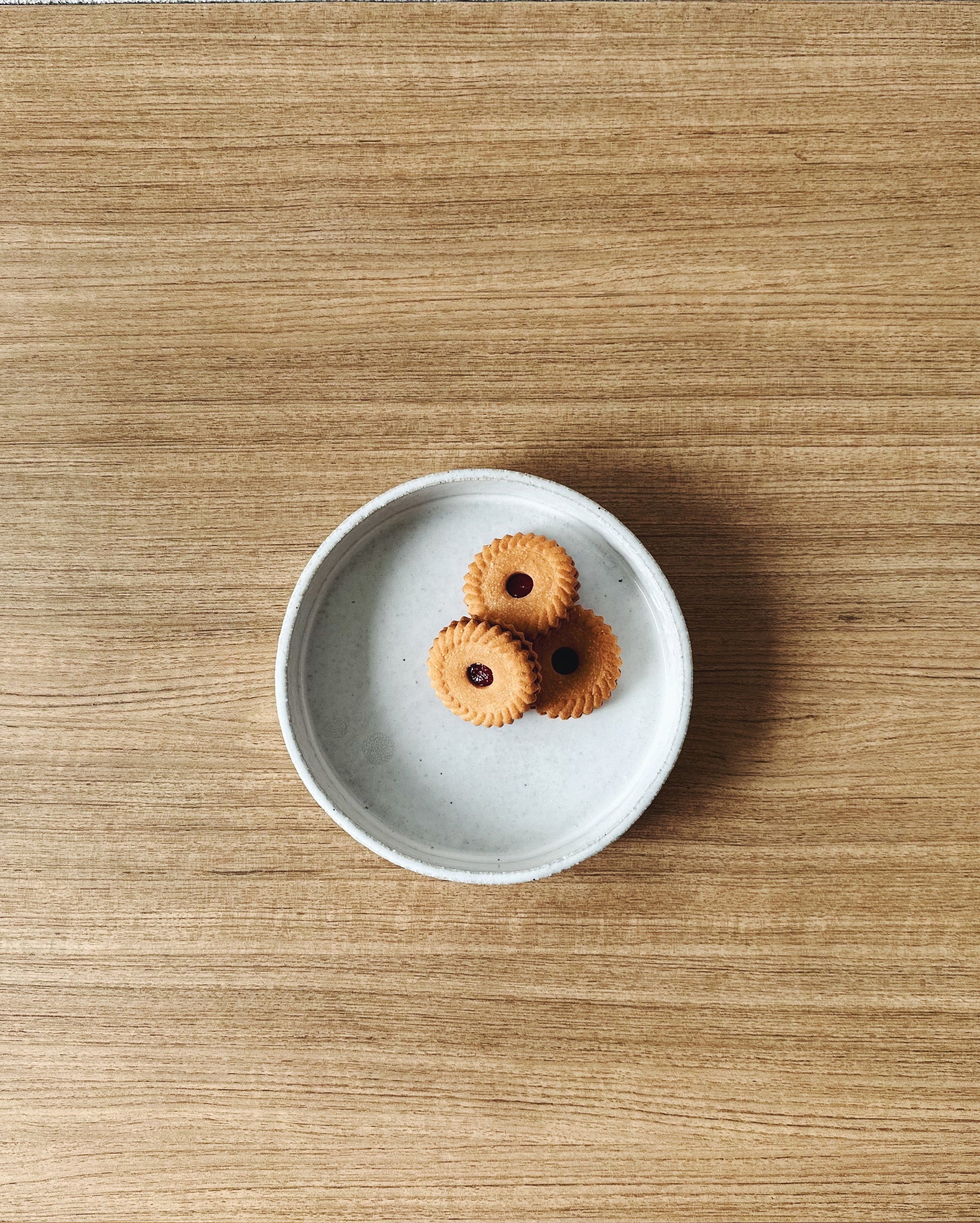 white straight edge flat plates