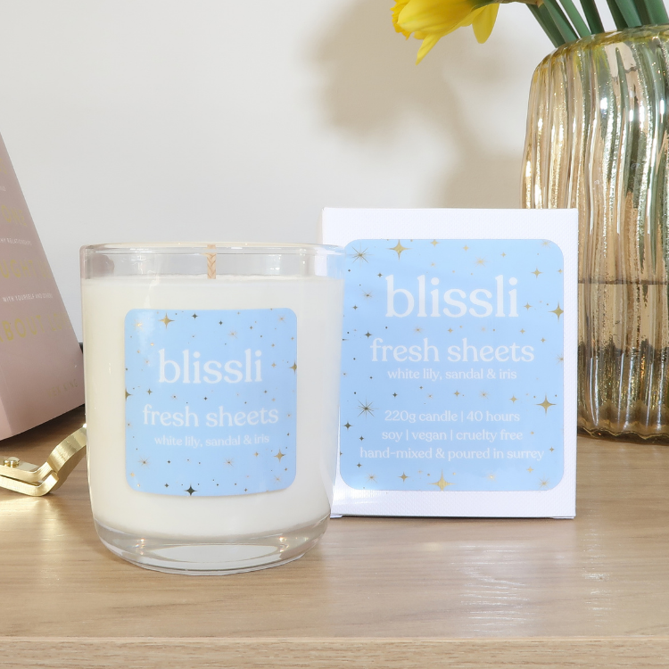 fresh sheets – white lily, sandal &amp; iris 220g soy candle