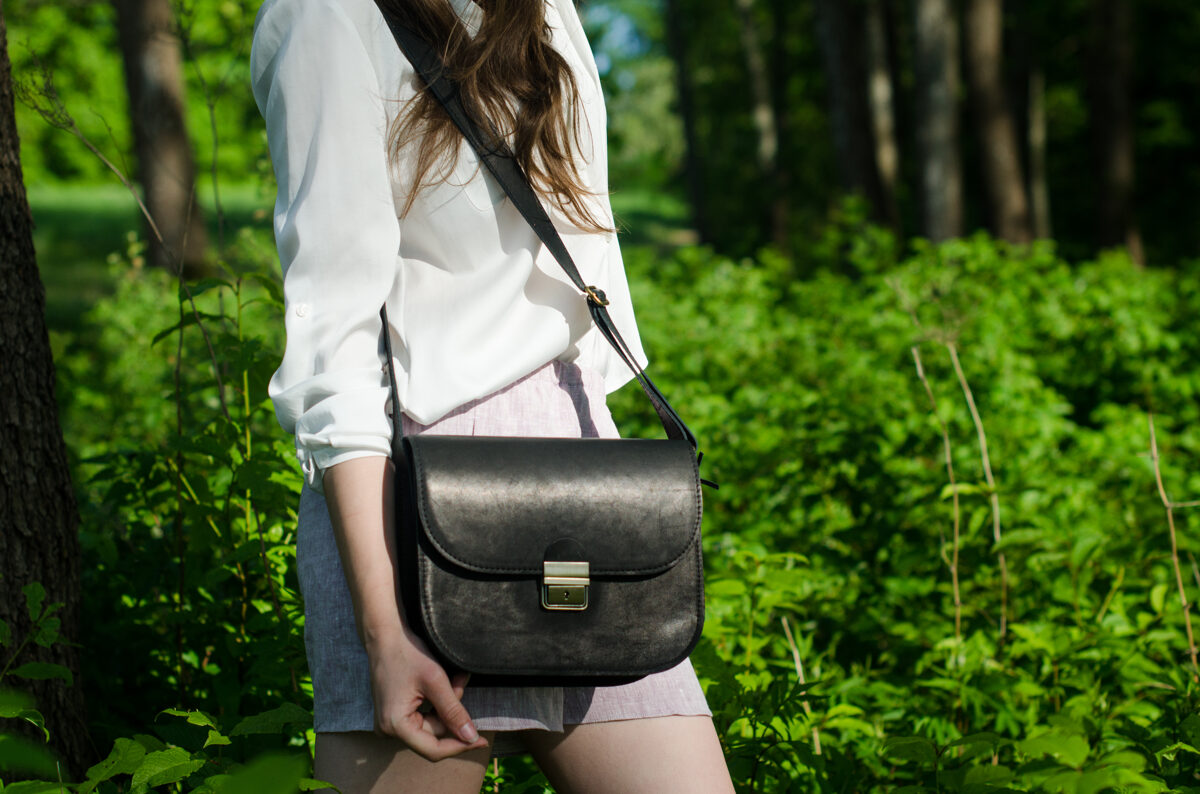 Natural Leather Saddle Bag Large in Black