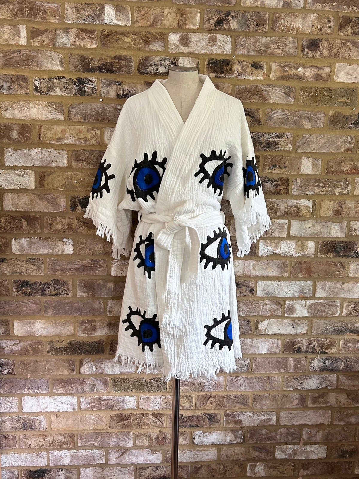 Organic Kimono in White with Dark Blue &amp; Black Eye: Short