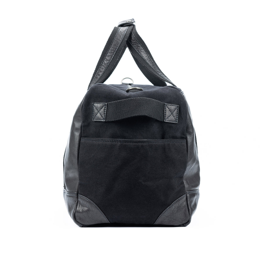 K0024AB | Borsone da Viaggio in Canvas/Vera Pelle, pieno fiore, volanata - Colore Nero. Accessori Nickel Anticato, Chiusura con lampo. Dimensioni: cm 48 x 31 x 22 - Confezione: Sacchetto Tnt