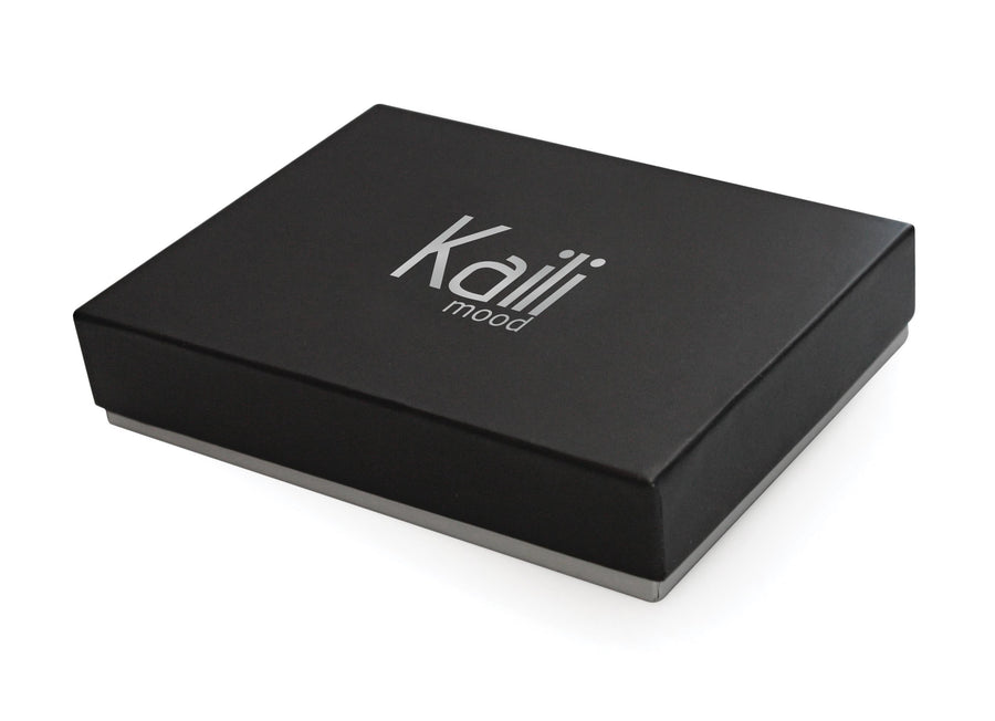 K10304AB | Portafogli Uomo in Vera Pelle pieno fiore, grana dollaro. Colore Nero. Tasca p/monete. Dimensioni da chiuso: cm 12,5 x 9,3 x 1. Confezione: Gift Box rigido fondo/coperchio
