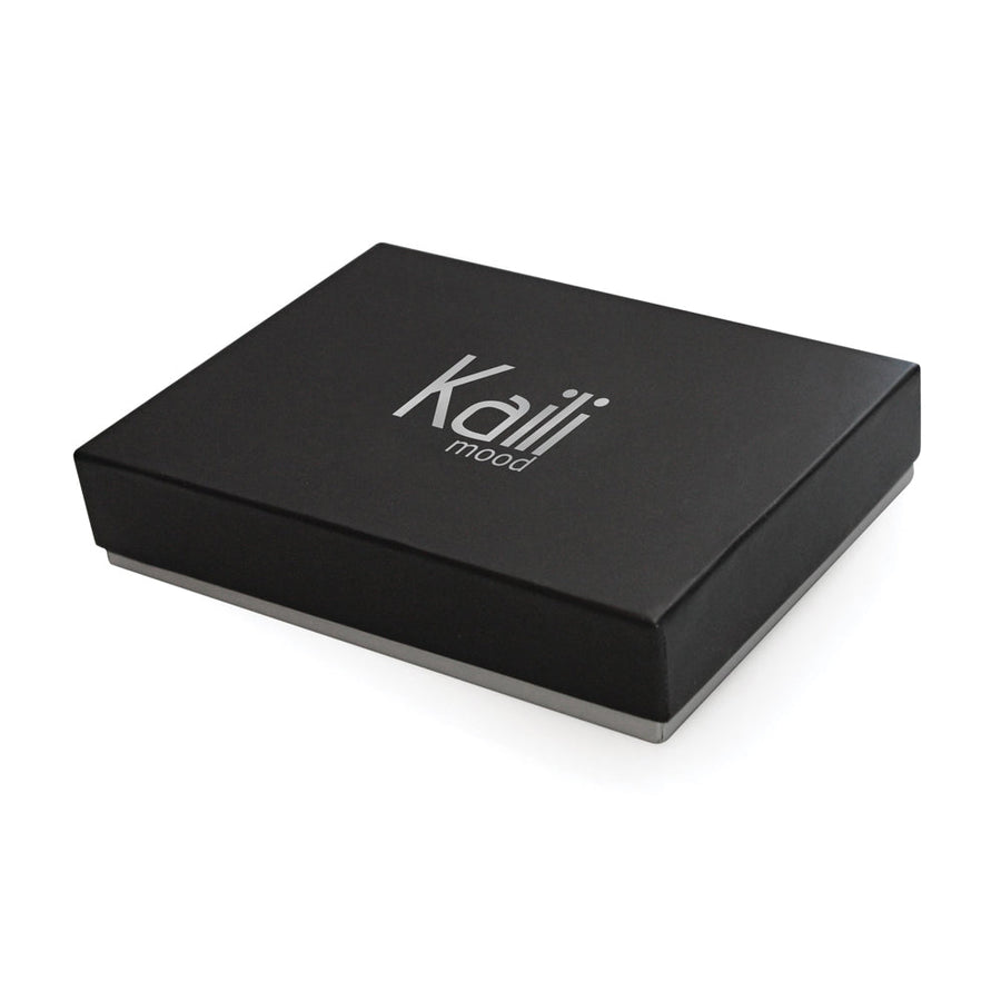 K12220AF | Portafogli Uomo in Vera Pelle pieno fiore, Naked. Colore Nero. Protezione RFID. Dimensioni da chiuso: cm 11,5 x 8,3 x 2. Confezione: Scatola regalo fondo/coperchio