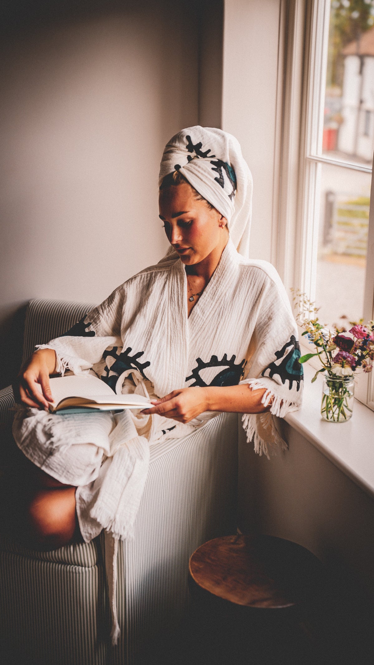Organic Kimono in White with Dark Blue &amp; Black Eye: Short