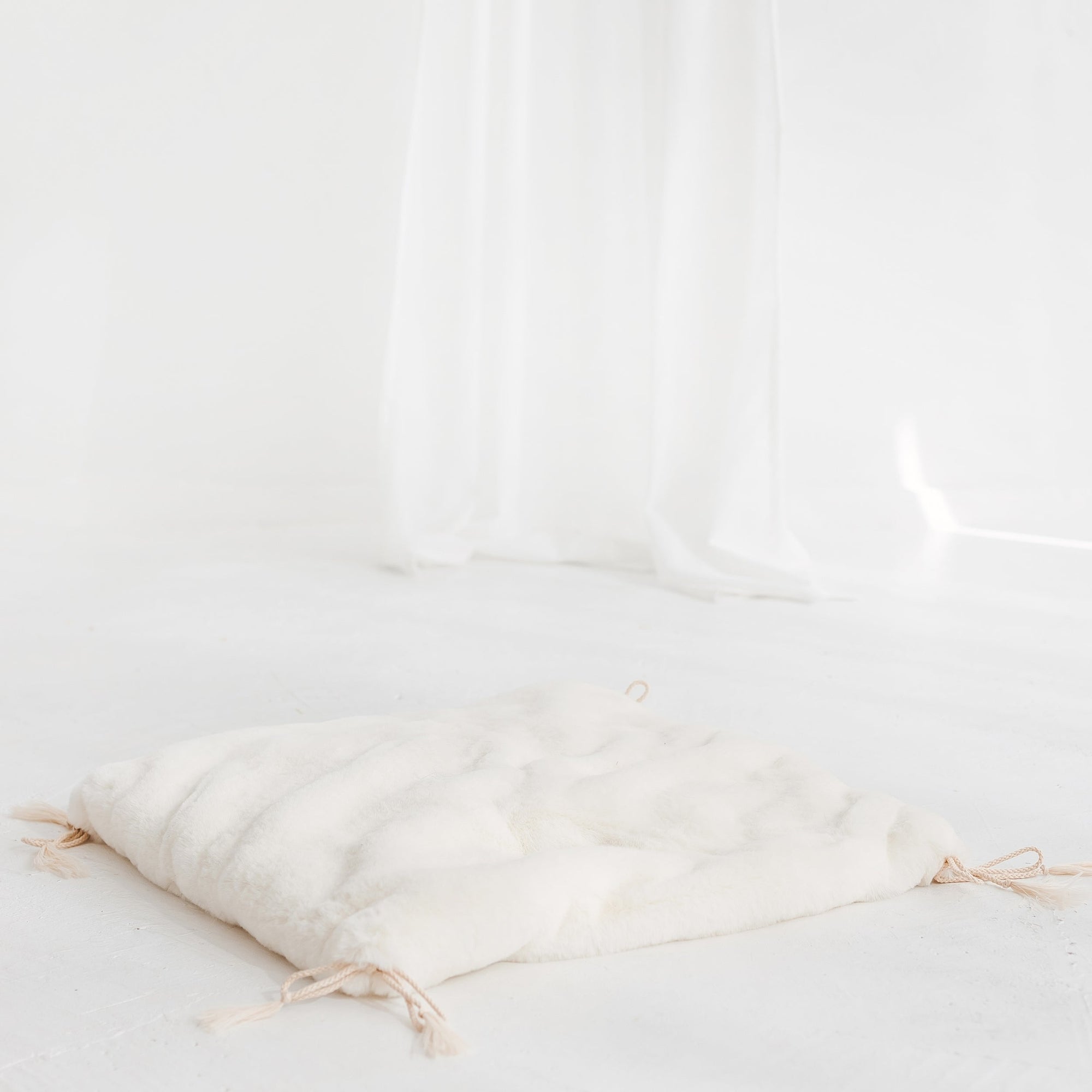 MINICAMP Teepee Tent for Cats, Dogs &amp; Rabbits - Cozy Ecru Pet Tent with Faux Fur Mat - 4 Sizes by Minicamp at brixbailey.com