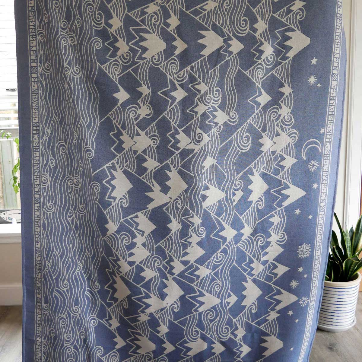 MISTY MOUNTAINS™ 'Hith' Throw/Yoga Blanket