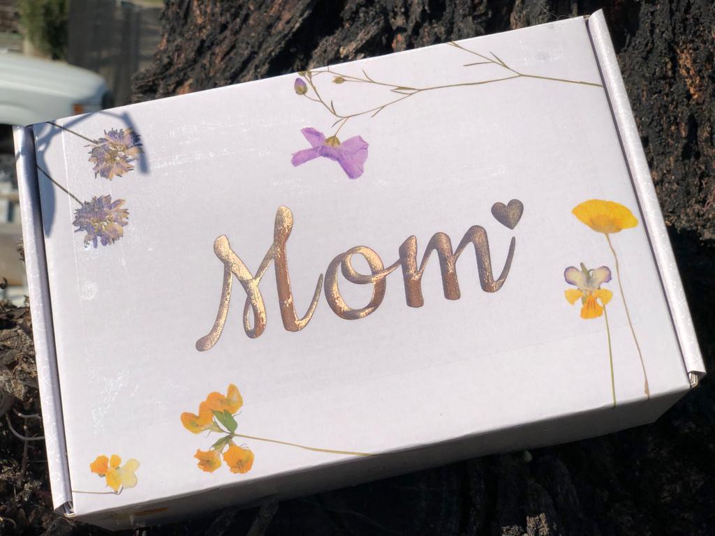 A Mother’s Day Ultimate Relaxation Spa Gift Box – All-Natural Lavender Retreat with Personalized Lid