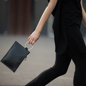 Clutch Nina With a Ring Handle