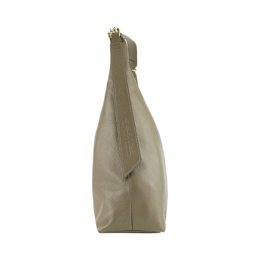 RB1017AQ | Borsa Donna a spalla Morbida in Vera Pelle Made in Italy con manico singolo e tracolla removibile. Attacchi con moschettoni in metallo Oro Lucido - Colore Taupe - Dimensioni: cm 36 x 40 x 13