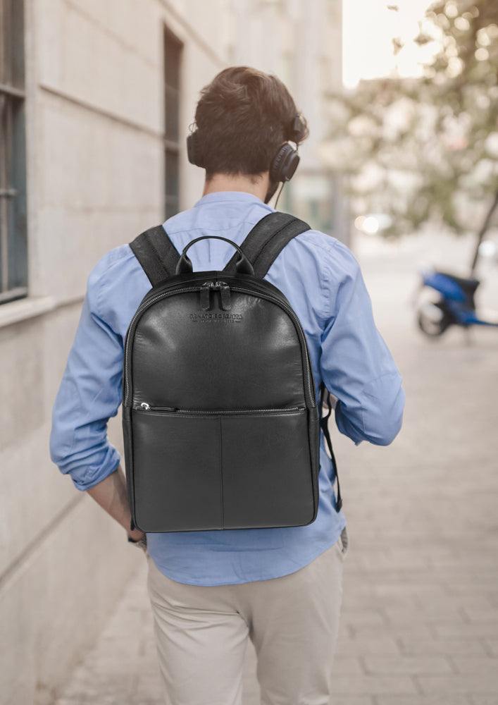 RB2001A | Zaino Porta Netbook/Tablet in Nylon/Vera Pelle, con leggera grana. Chiusura con lampo e spallacci regolabili - Colore Nero - Dimensioni: cm 27 x 38 x 14. Confezione: Sacchetto Tessuto non Tessuto