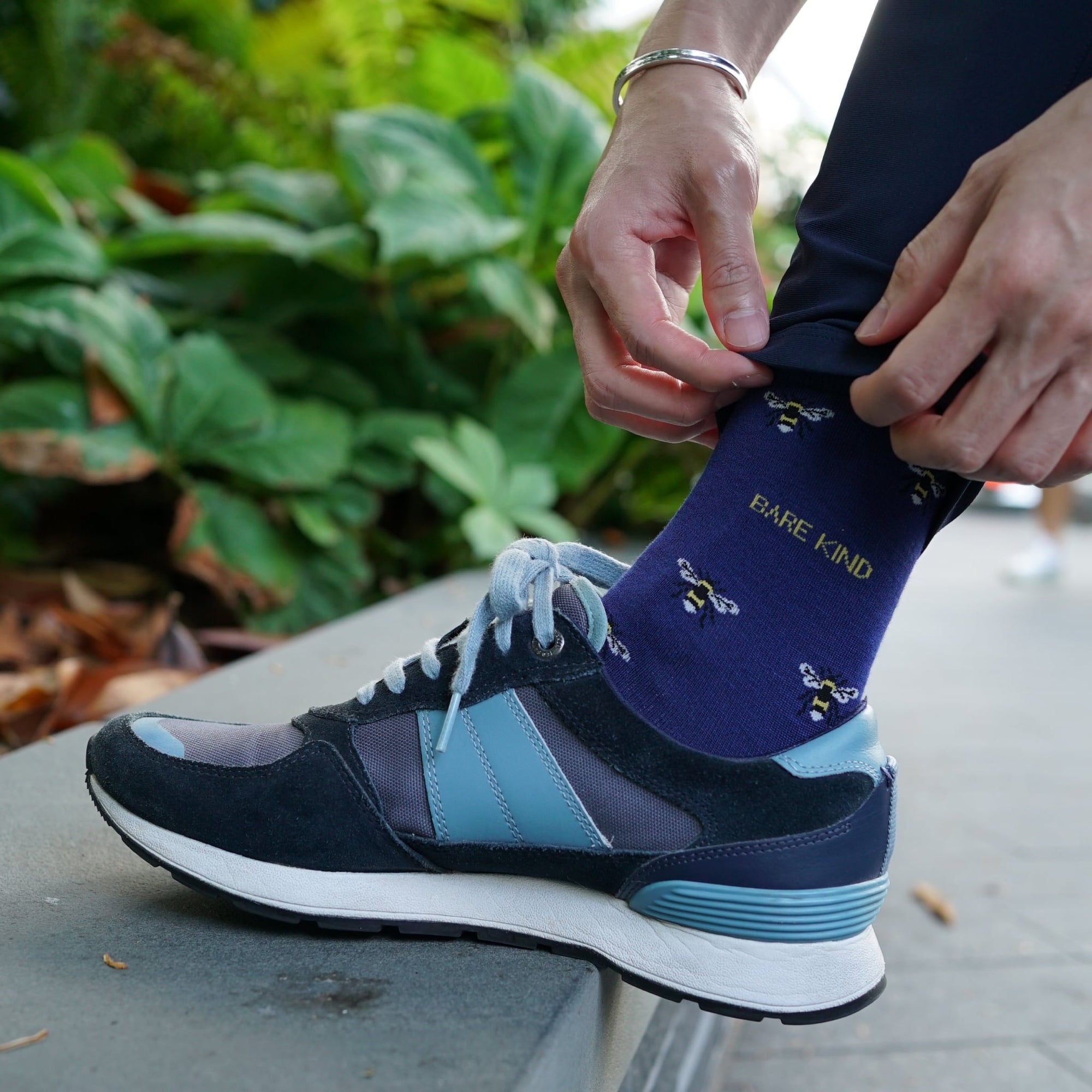 Save the Bee Small Motif Bamboo Socks in Navy