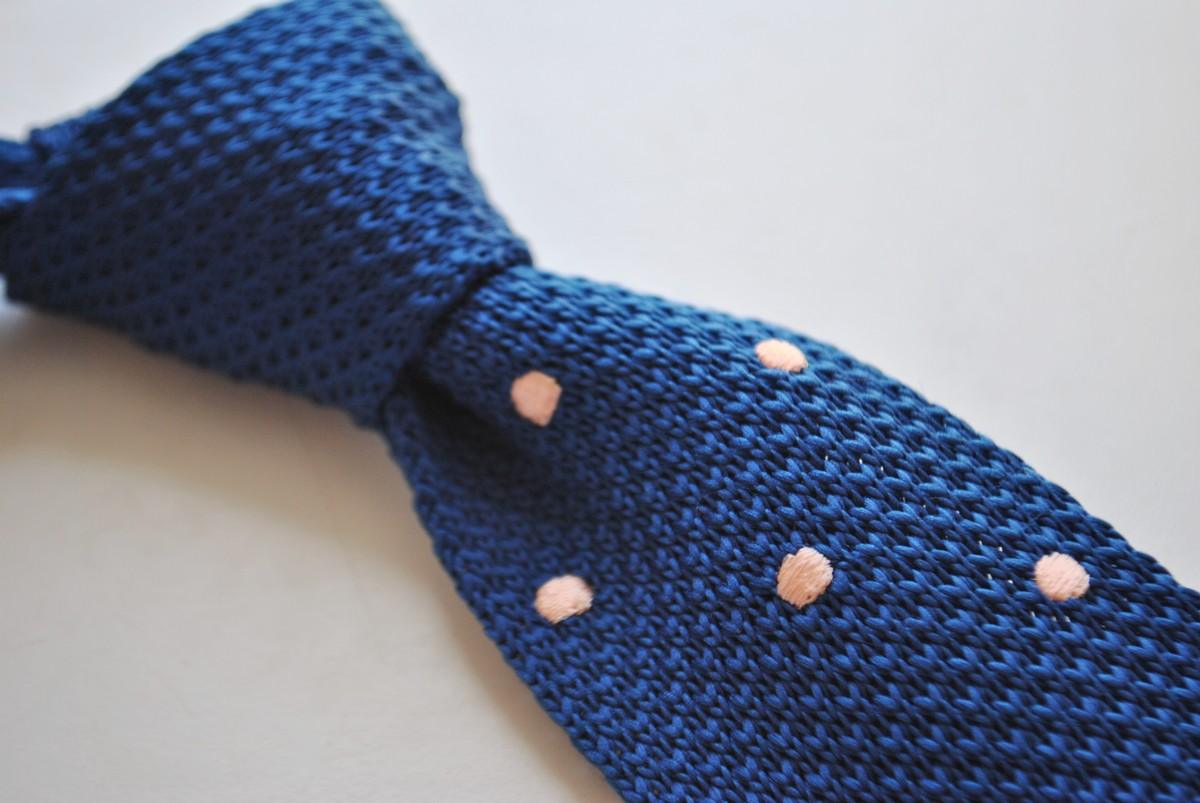 navy blue skinny knitted tie with powder pink polka dots