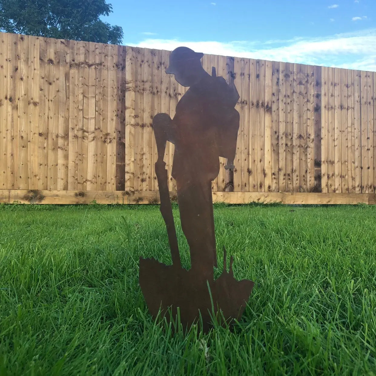 Rusty Metal Lest We Forget Soldier Decoration Statue, Remembrance Feature
