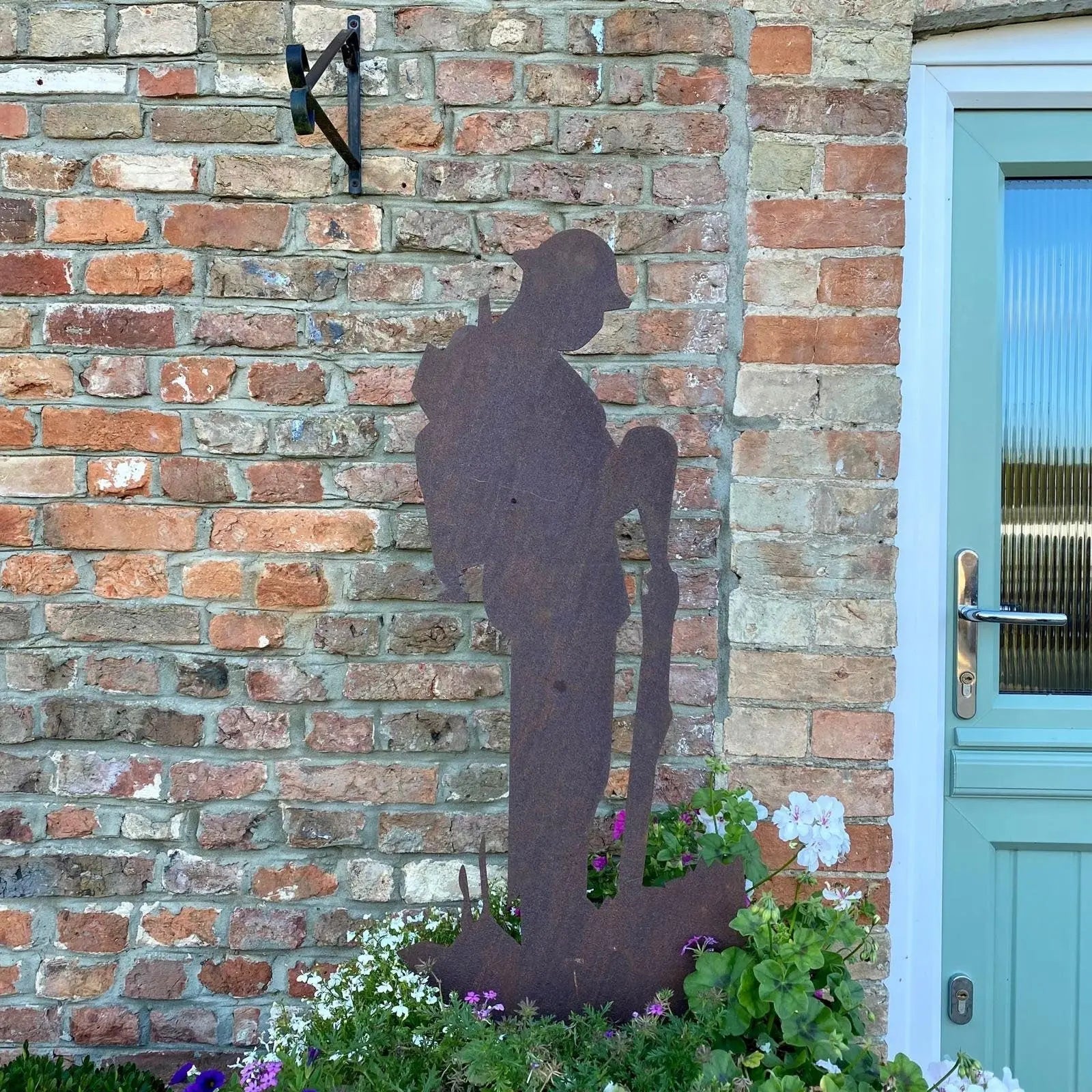 Rusty Metal Lest We Forget Soldier Decoration Statue, Remembrance Feature