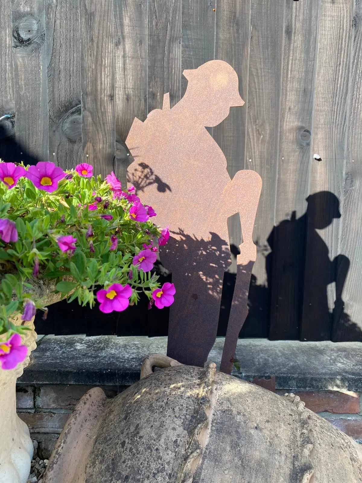 Rusty Metal Lest We Forget Soldier Decoration Statue, Remembrance Feature