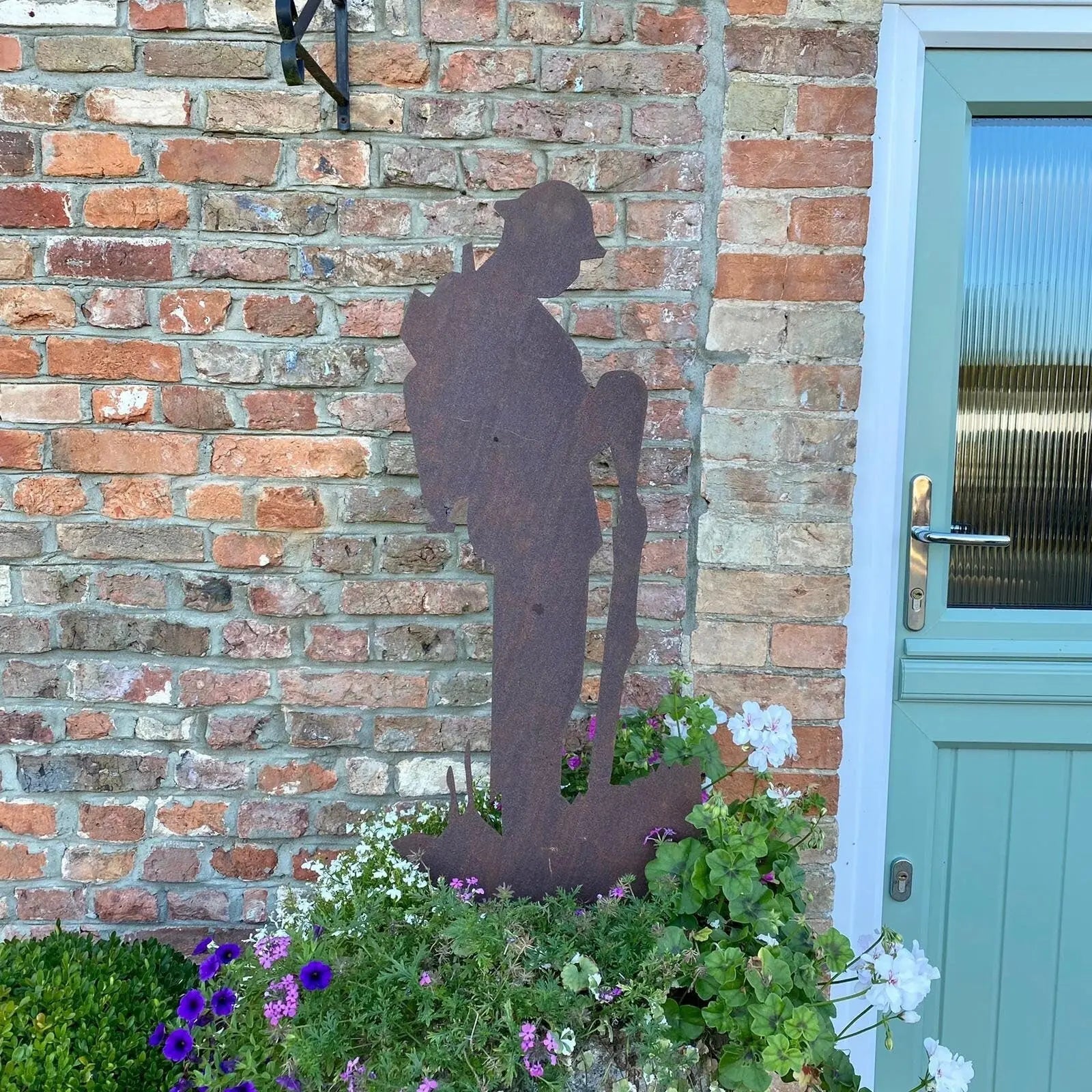 Rusty Metal Lest We Forget Soldier Decoration Statue, Remembrance Feature
