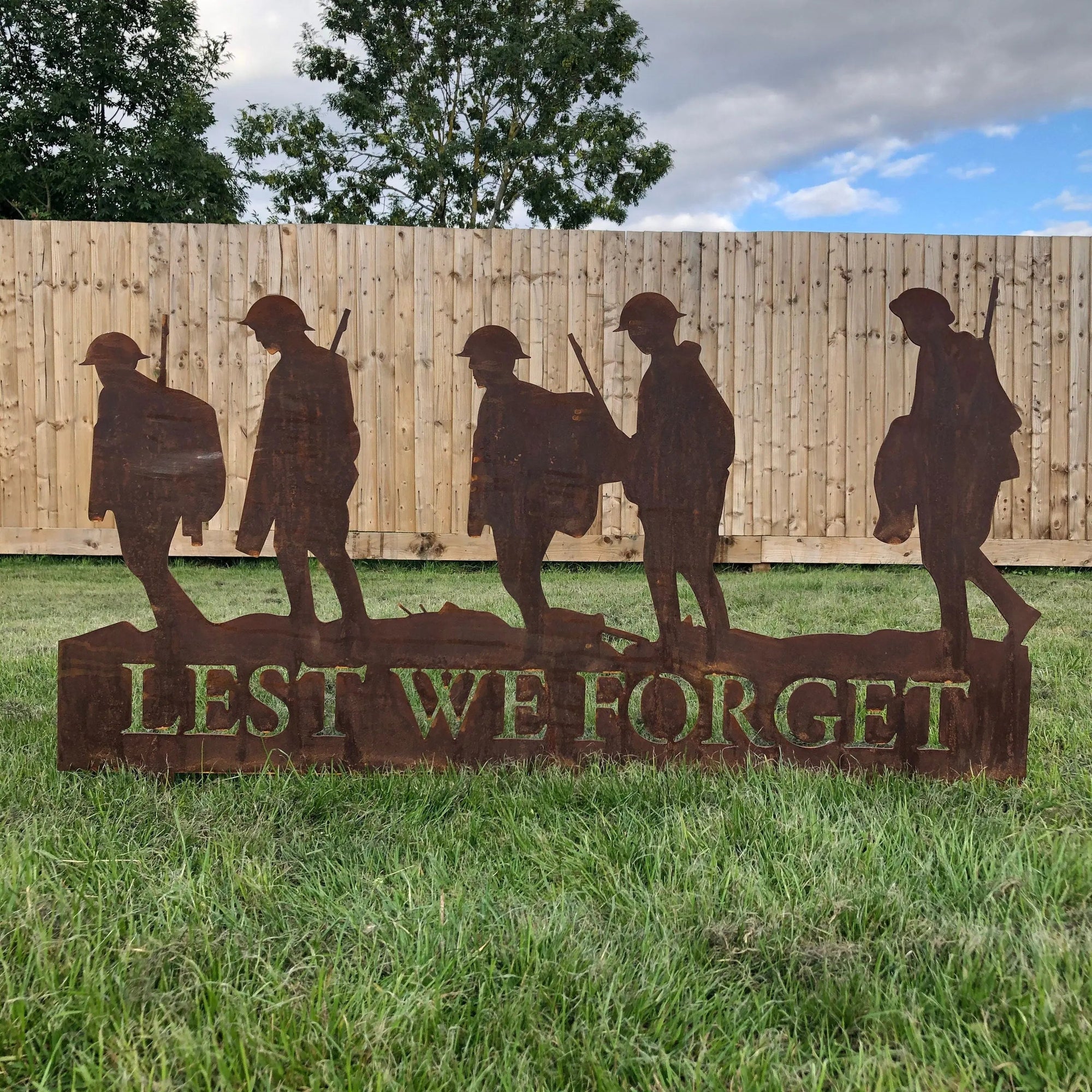 Large Rusty Metal Lest We Forget Soldier Sign Scene Garden Decoration