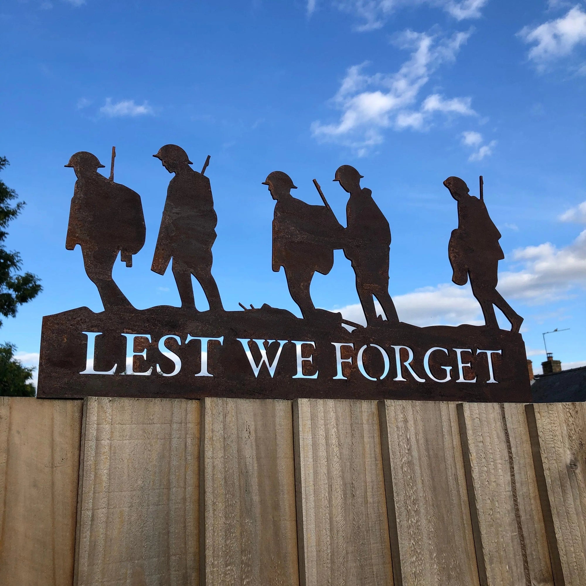 Large Rusty Metal Lest We Forget Soldier Sign Scene Garden Decoration
