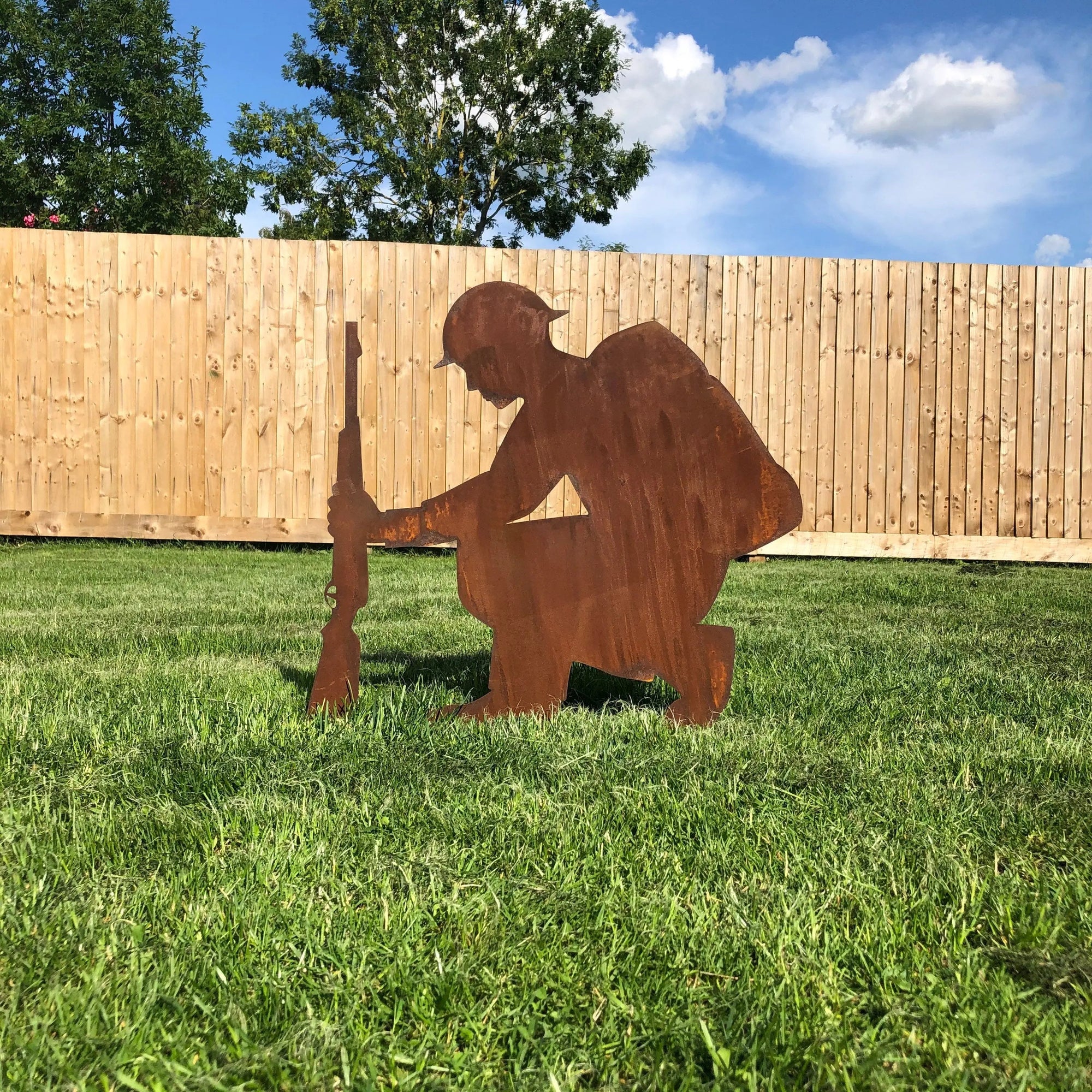Rusty Metal Kneeling Lest We Forget Soldier Garden Decoration