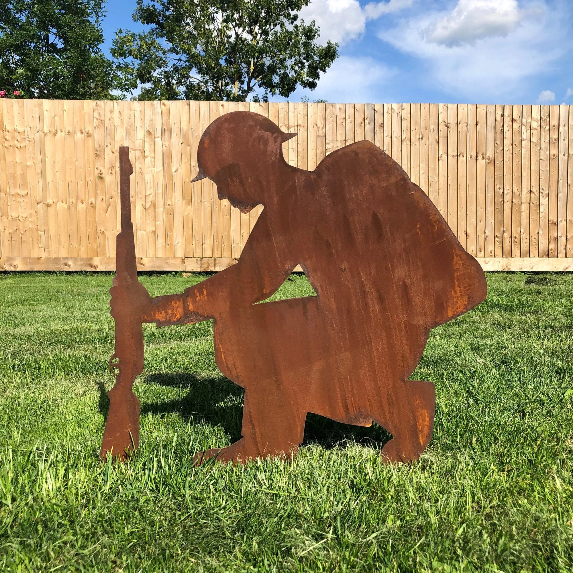 Rusty Metal Kneeling Lest We Forget Soldier Garden Decoration