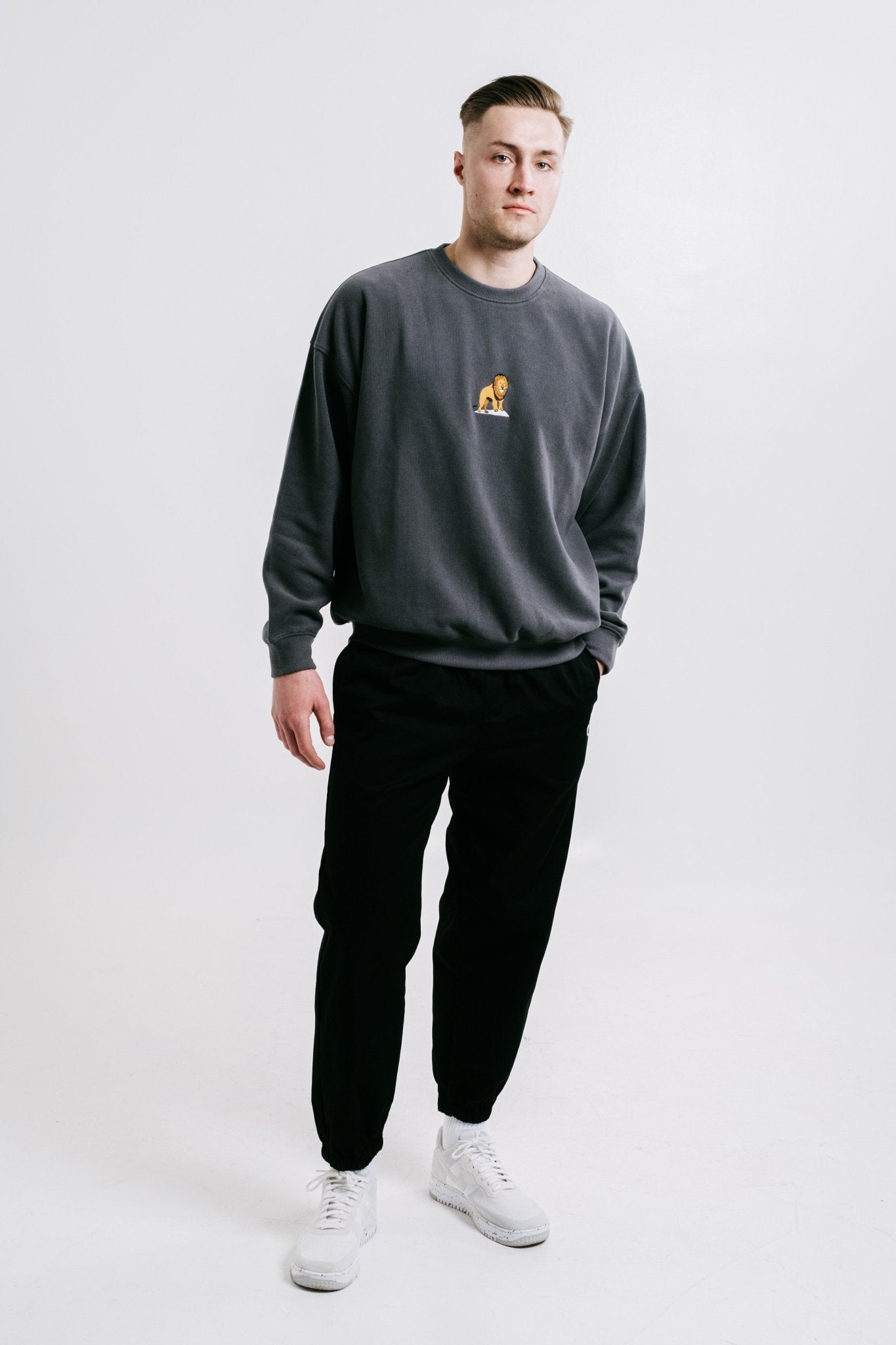 Unisex Lion Sweatshirt in Anthracite