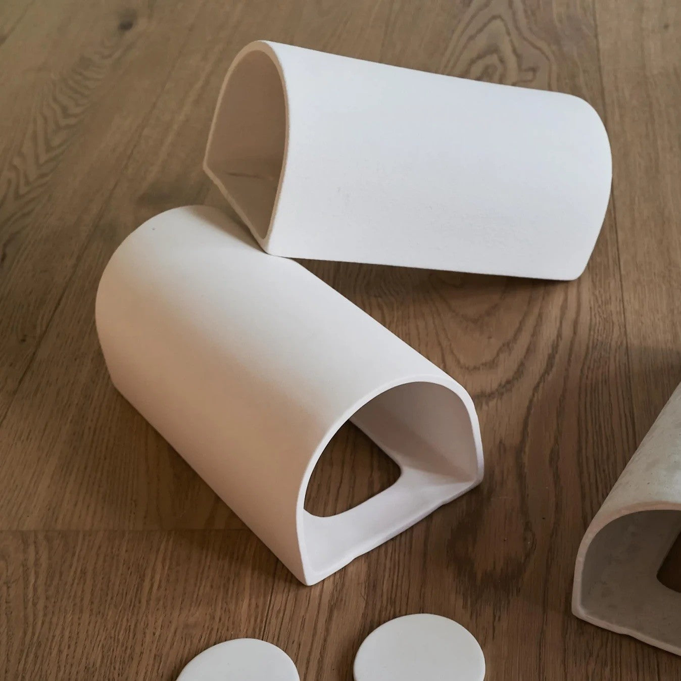 Curve Ceramic Wall Sconce in Extra Matte White