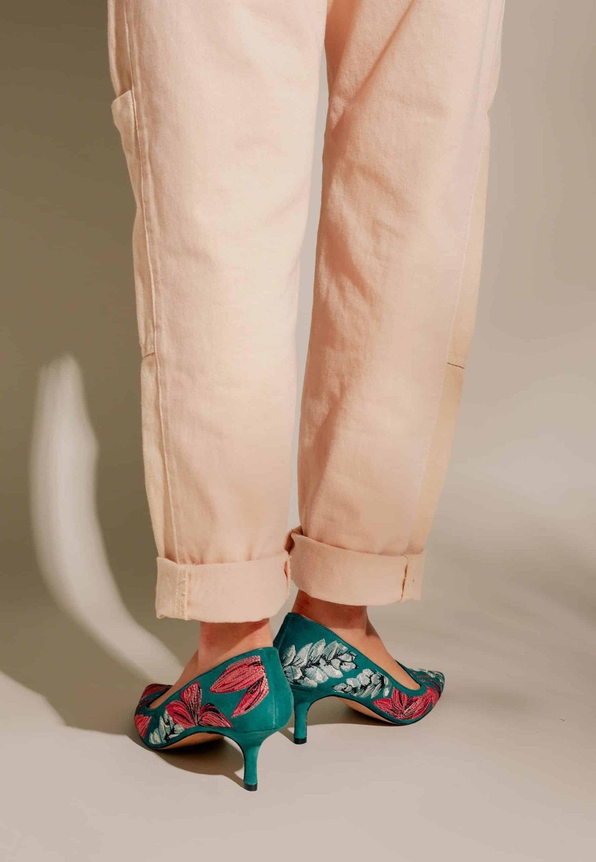 Ipê Suede Turquoise Pumps – 6cm Embroidered Kitten Heel