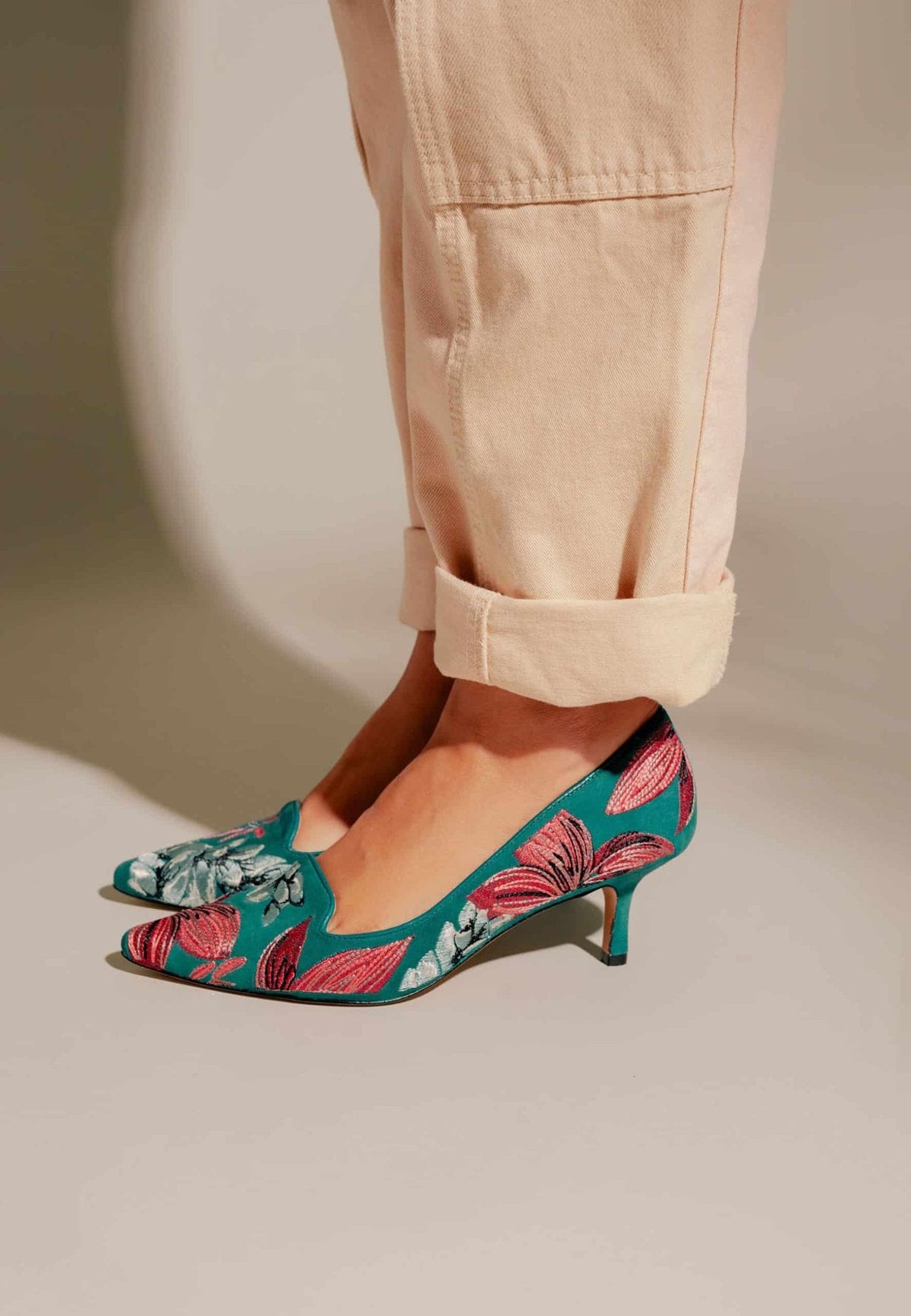 Ipê Suede Turquoise Pumps – 6cm Embroidered Kitten Heel
