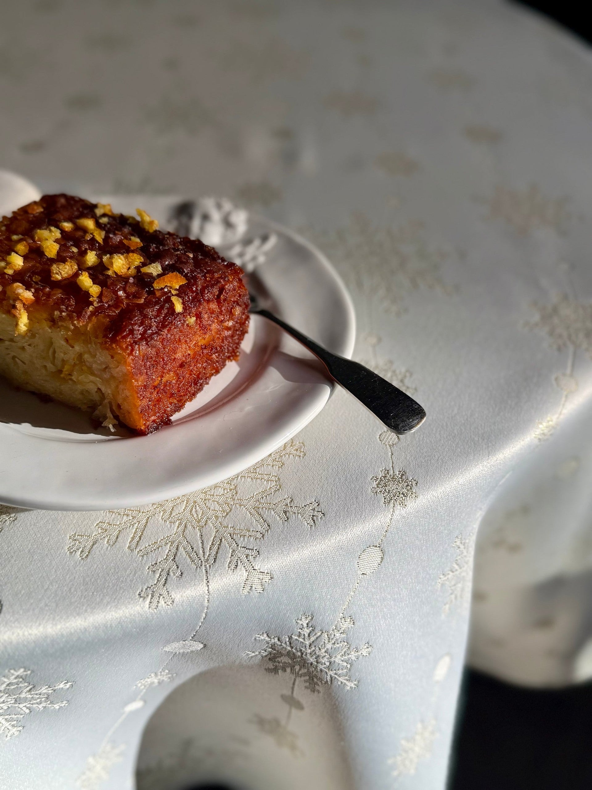 Round Tablecloth - Golden Snowfall