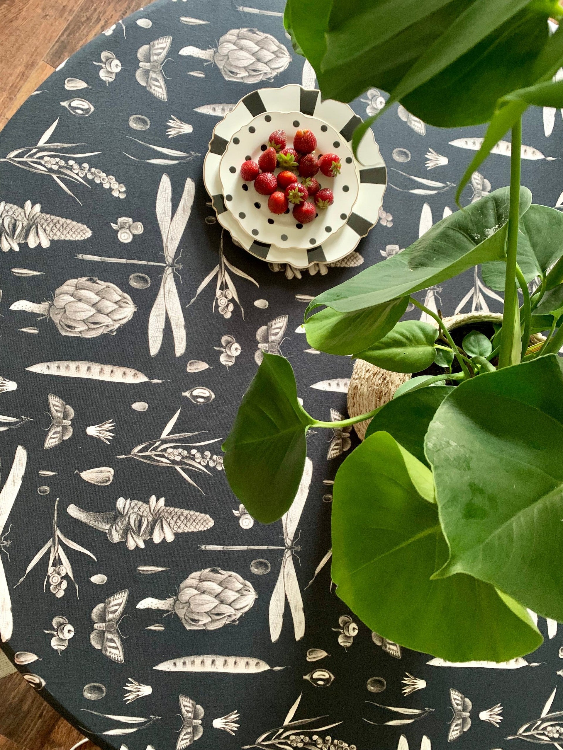Round Cotton Tablecloth in Seeds Carbon Print