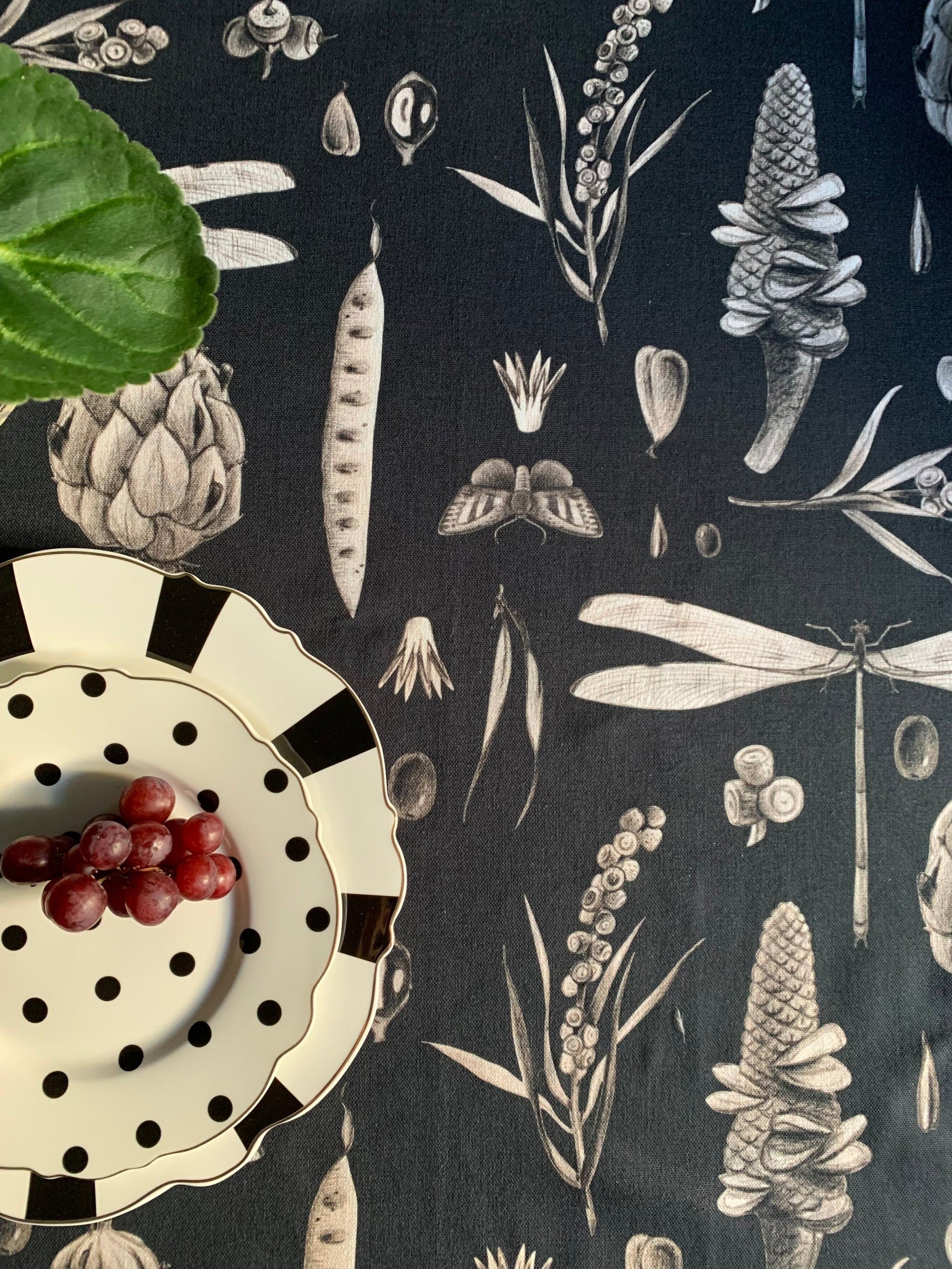 Round Cotton Tablecloth in Seeds Carbon Print