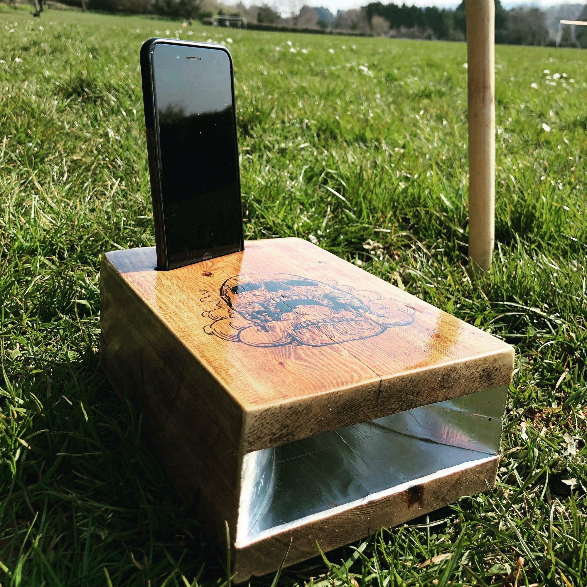 The &#39;Laid Back&#39; Acoustic Speaker for smart phones