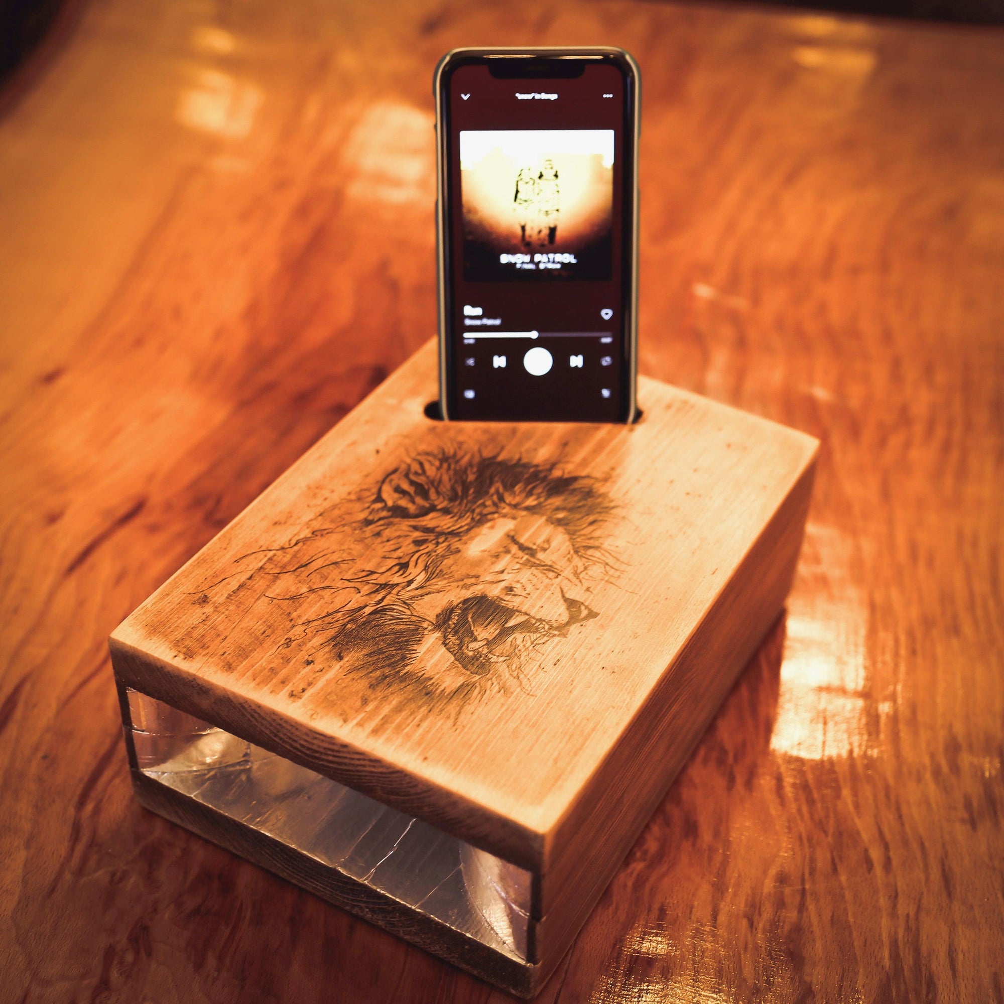 The &#39;Laid Back&#39; Acoustic Speaker for smart phones
