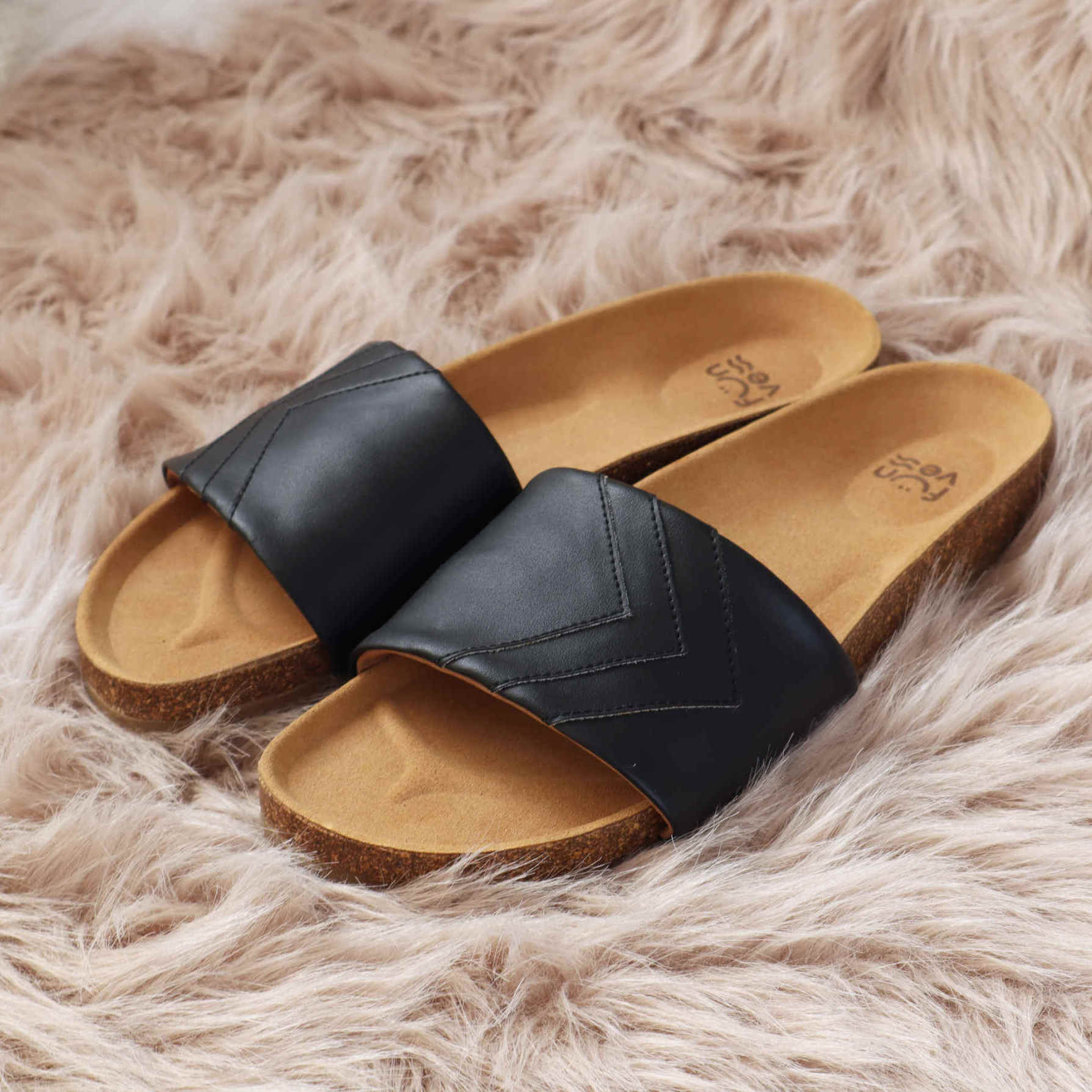 Premium black vegan sandals YIN, comfortable strap, soft anatomical footbed, slip-resistant sole, timeless capsule wardrobe essential by Fünve at brixbailey.com
